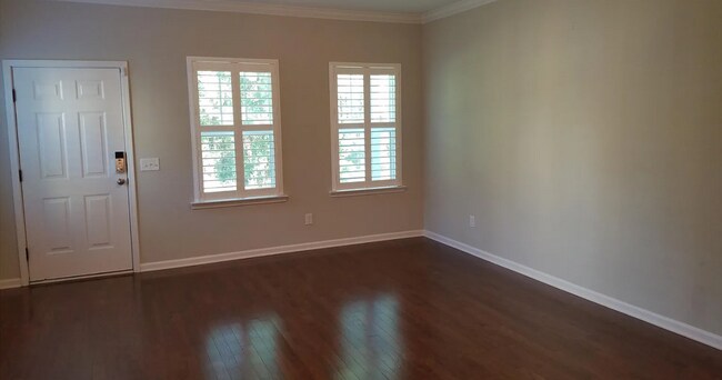 Building Photo - Modern End-Unit Townhome in Branch Creek –...