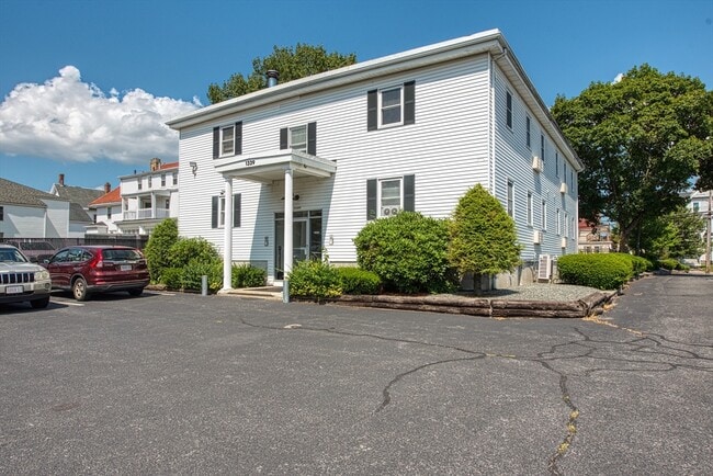 Building Photo - 1329 Main St