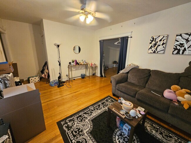 Foto del edificio - Lovely and Very Large Ravenswood Manor 1 BR