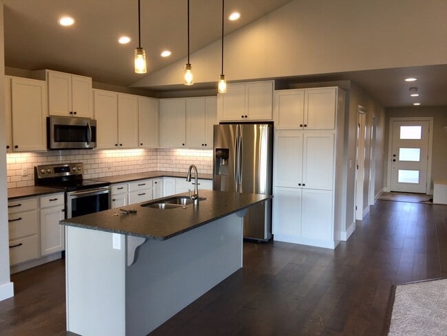 Building Photo - Spacious 4 Bedroom Home Near Gallatin Regi...