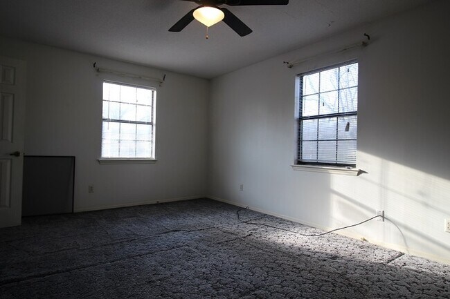 Building Photo - 2 bed / 2 bath home
