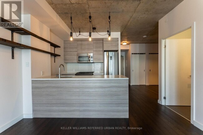 Building Photo - 111 Bathurst St