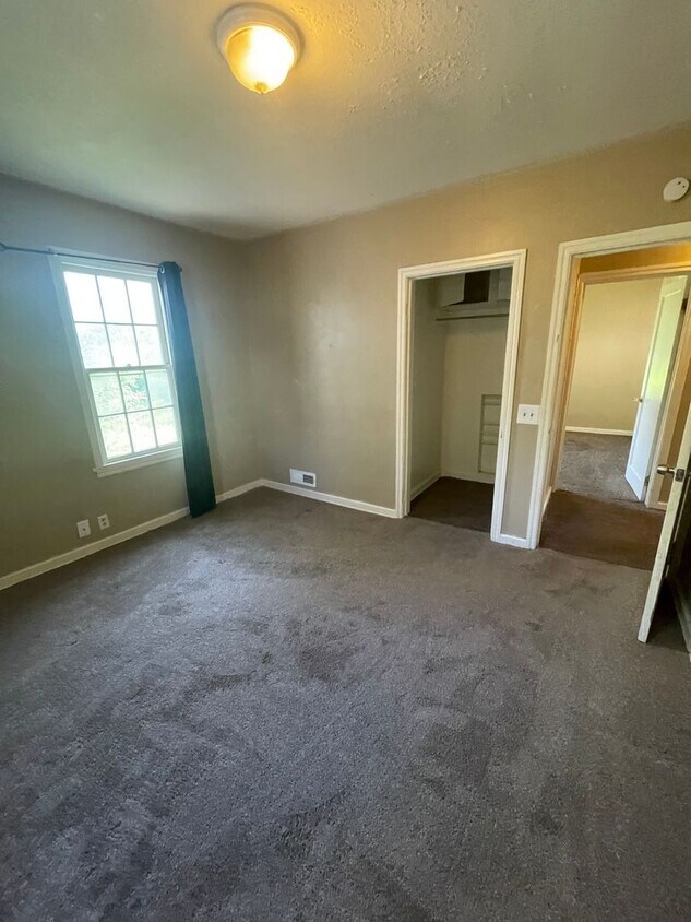 Building Photo - Swan Street Triplex