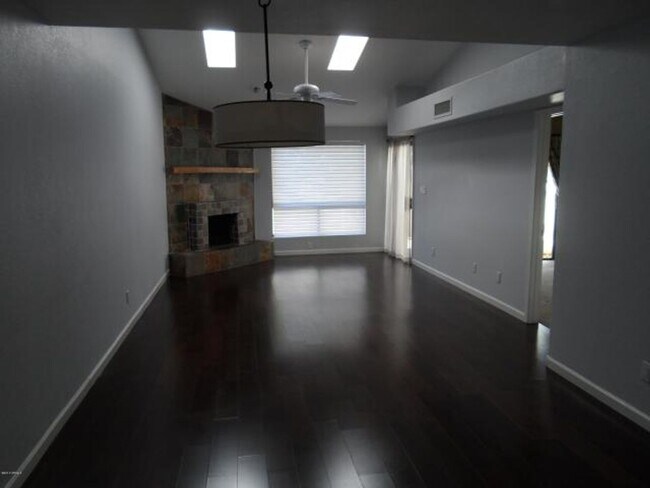 Building Photo - Spacious Townhome in the Biltmore area!