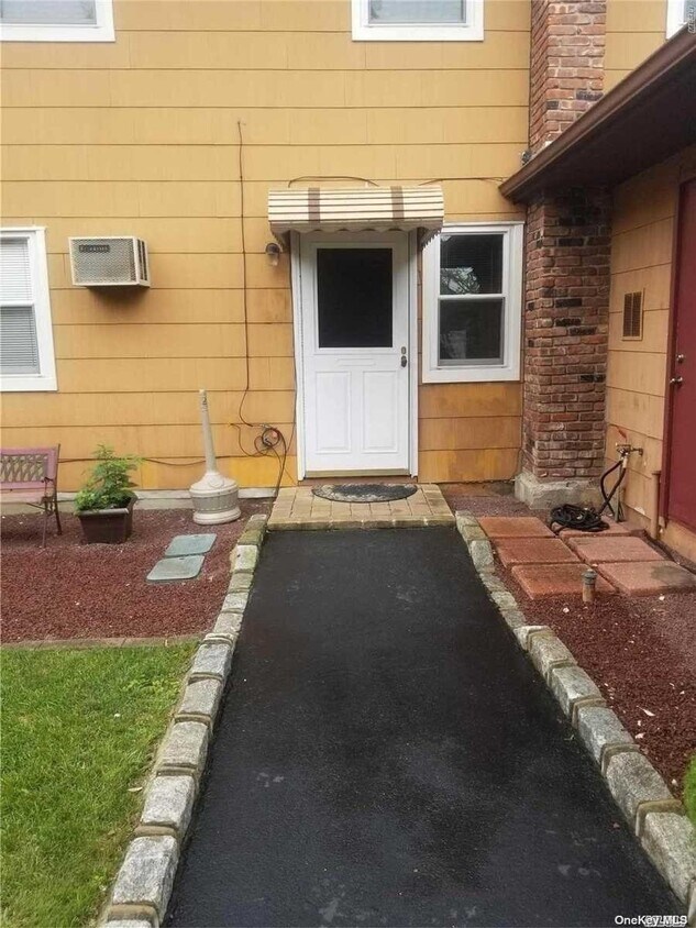 3 Space Ave, Farmingville, NY 11738 Room for Rent in Farmingville, NY