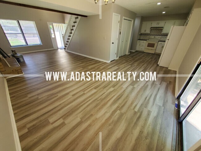 Building Photo - Beautiful Lenexa Duplex-Available in SEPTE...