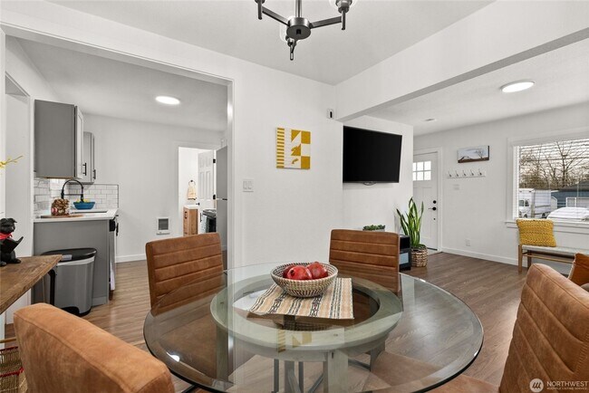 Foto del edificio - Updated South Tacoma Gem: Large Corner Lot & Covered Deck