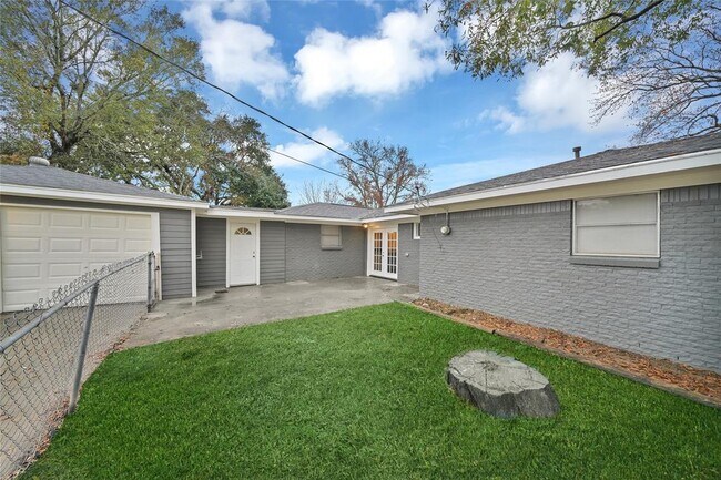 Building Photo - 2105 Olive St