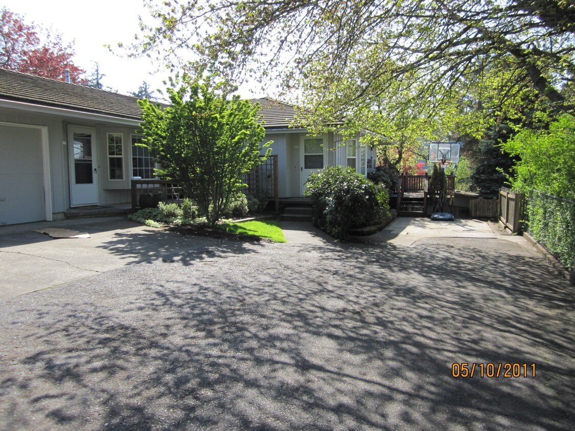 Building Photo - 745 NW Birdsdale St