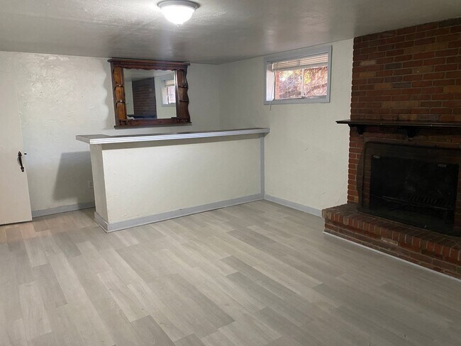 Foto del edificio - Available Soon!