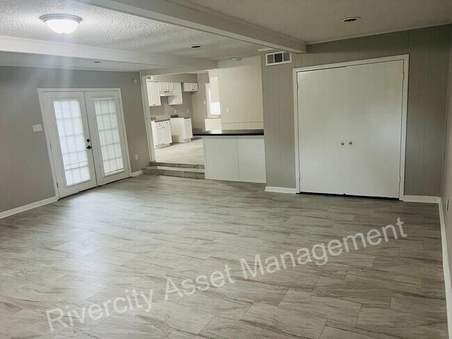 Building Photo - This is a MUST SEE in 38127!!!!! Section 8...