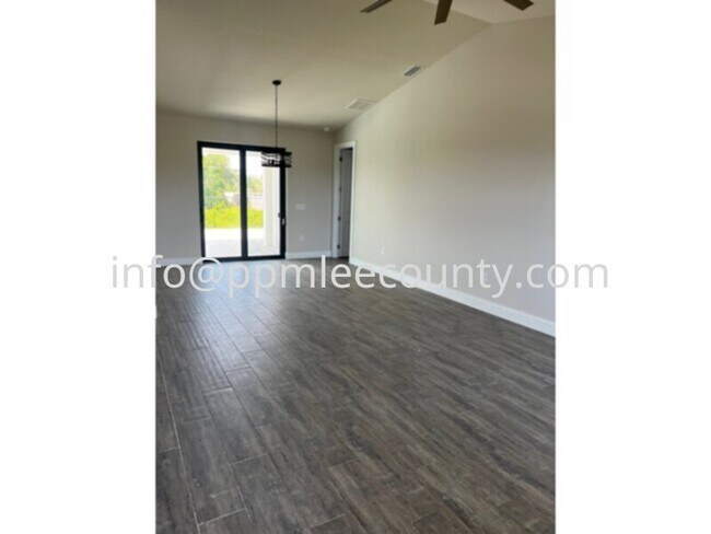 Foto del edificio - Brand new 4 bedroom 2 bath 3 car garage po...