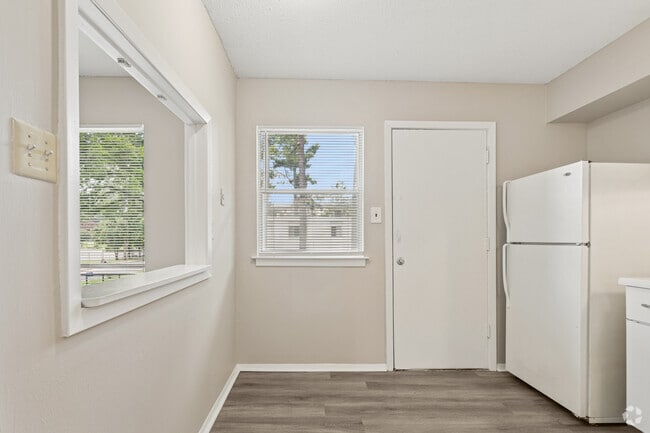 2BR, 1BA - 750SF - Dining Room - The Grove at Patterson