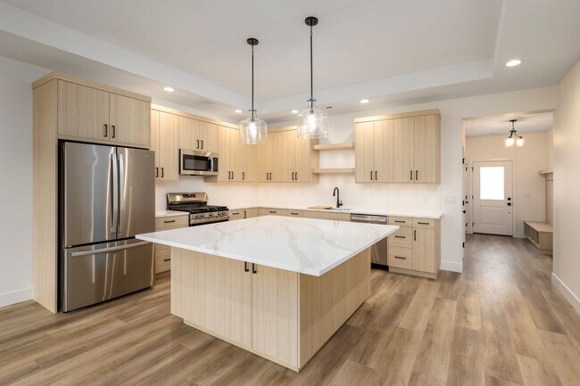 Building Photo - 4607 Pine Crest Dr