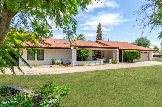 Building Photo - 700 W Drey Dr