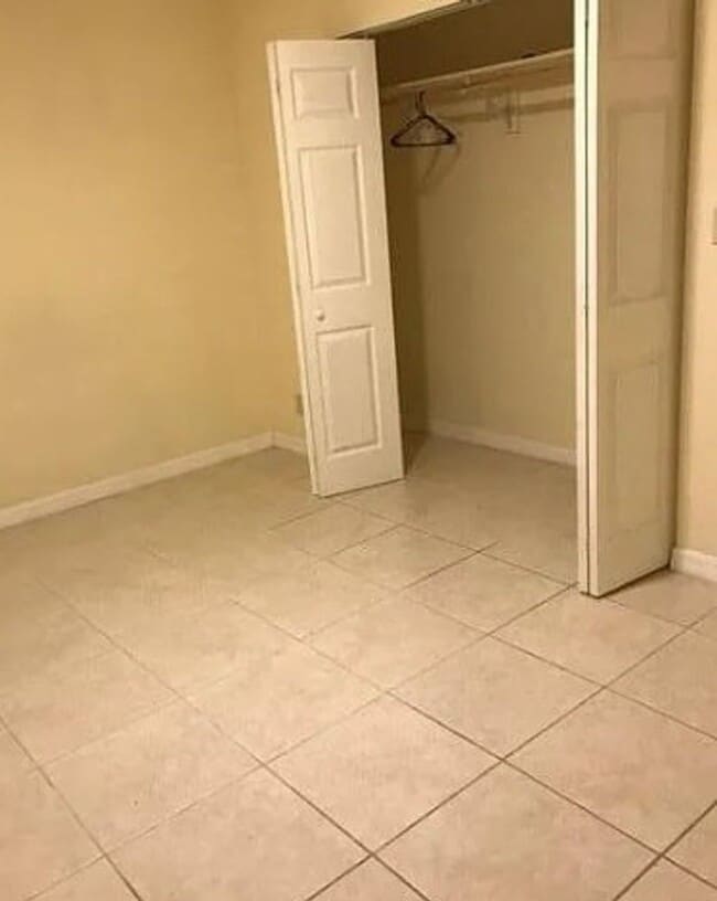 Building Photo - 2 bed 1 bath with 855 sf. Great location b...