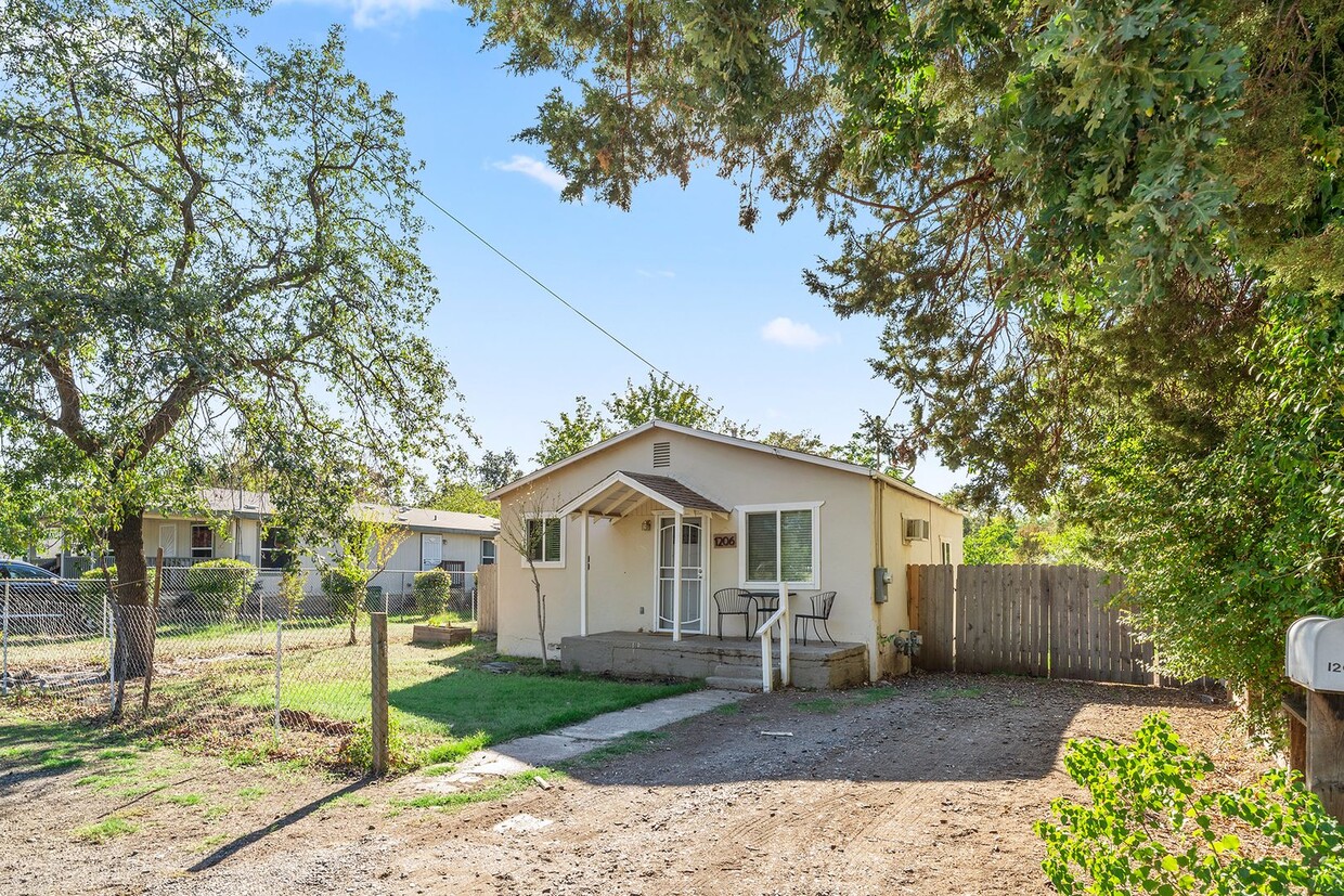 Primary Photo - Fully Updated 2/1-Directly Across From 20t...