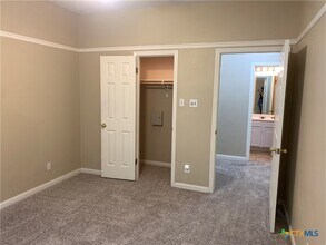 Building Photo - 947 River Rock