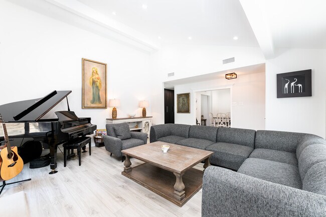 Foto del edificio - 12656 Woodley Ave
