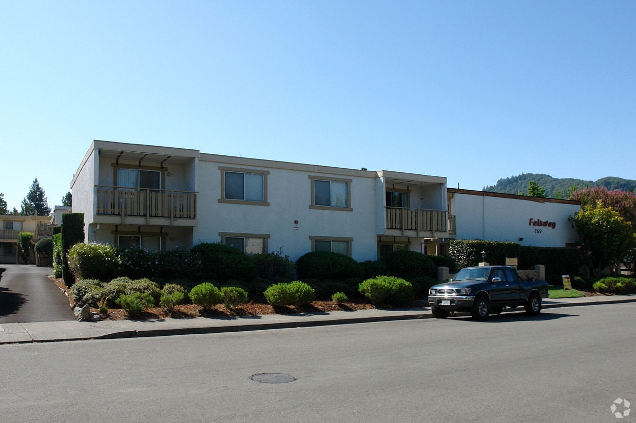 Building Photo - Fairway Arms Apartments