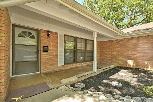 Building Photo - 1709 Rogge Ln