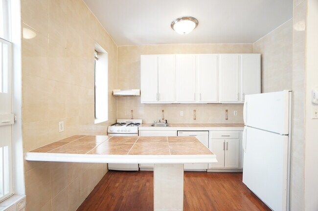 Building Photo - 521 W 180th St