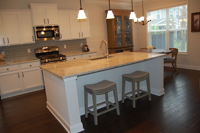 Building Photo - Beautiful four bedroom in Oyster Point - M...