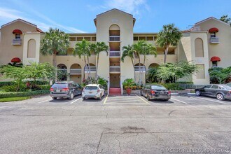 Building Photo - 700 Uno Lago Dr