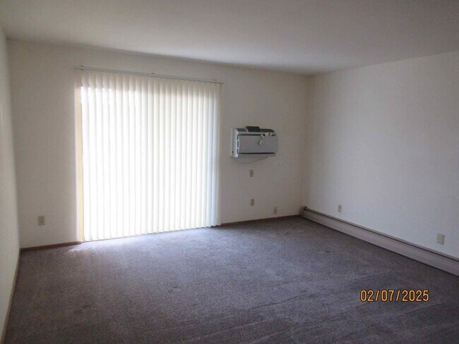 Foto del edificio - Available February 2026 Large 2 BD 1.5 Bath - Free heat, water, parking