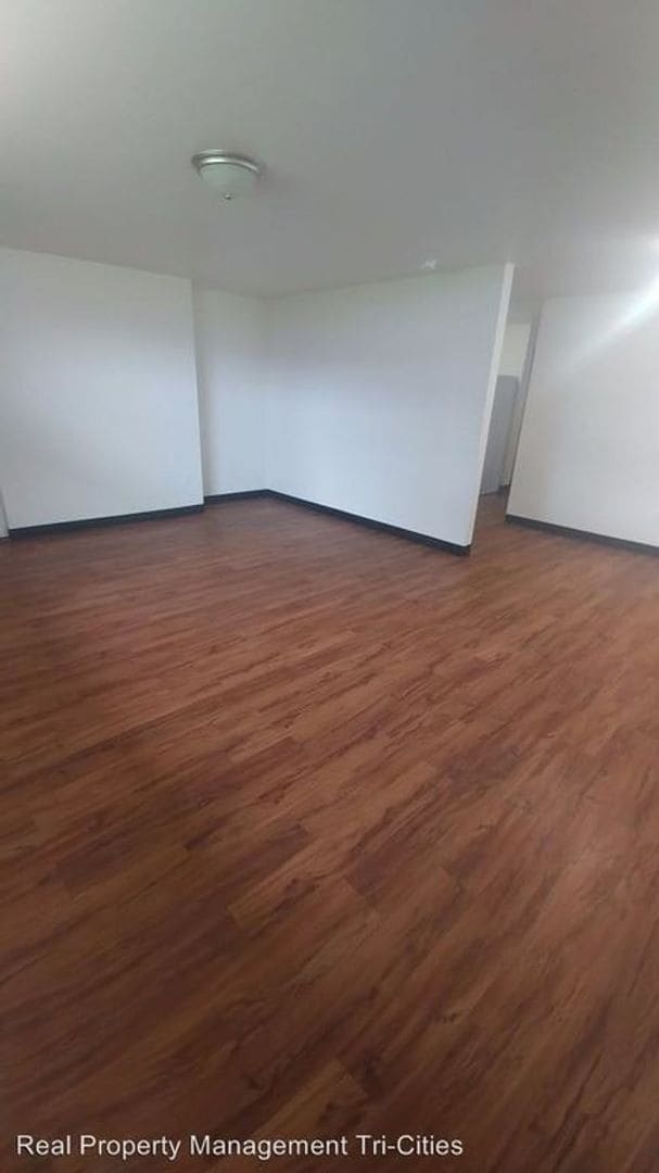 Building Photo - Downstairs unit Apartment Available