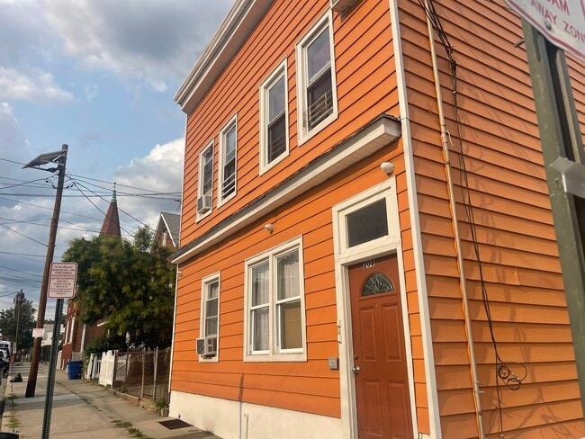 Building Photo - 208 4th St