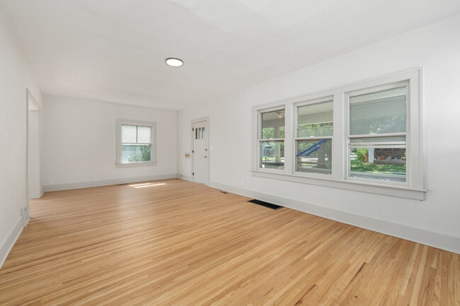 Building Photo - 156 S Estelle St