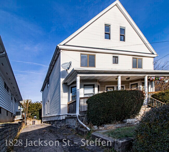 Large, left unit w/ Off Street Parking - 1828 Jackson St