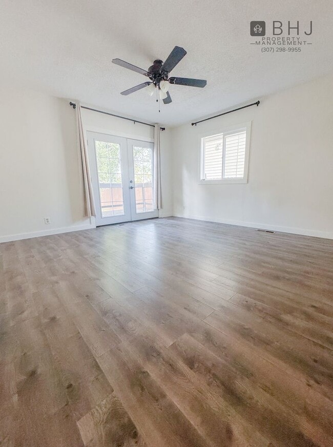 Building Photo - DOG FRIENDLY, 3 BED/ 1.5 BATH SINGLE FAMIL...