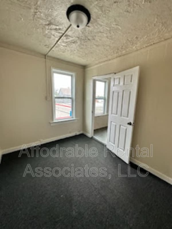 Building Photo - 124 W Kassner Pl