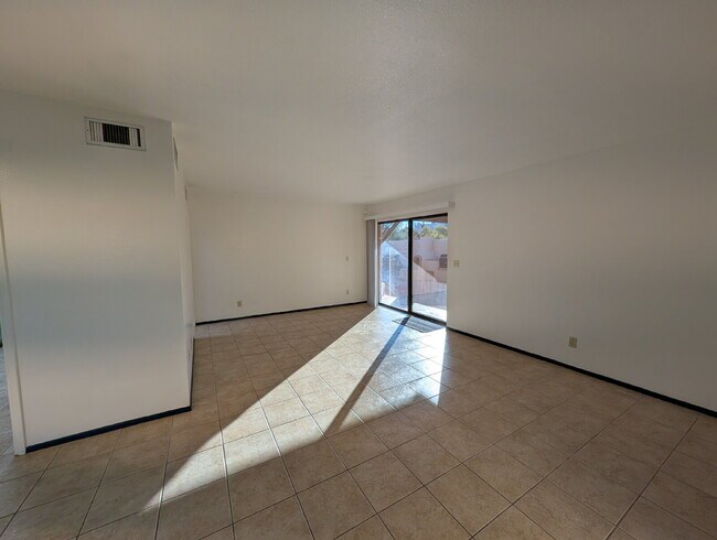 Foto del edificio - Beautiful 3-Bedroom Townhome in North Tucson