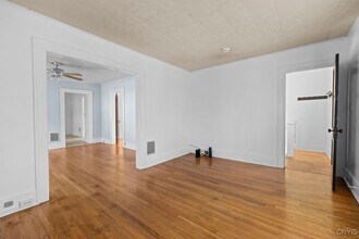 Building Photo - 403 Valley Dr