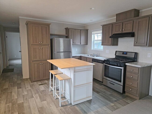 Building Photo - 705 W 8th St