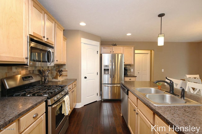 Building Photo - 9741 Sunset Ridge Dr NE
