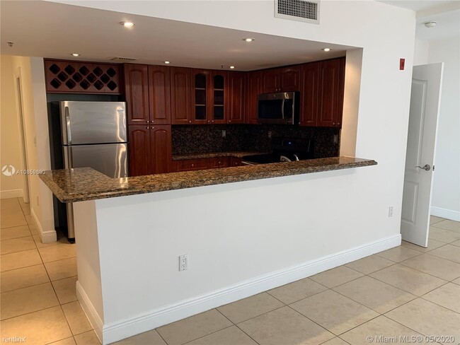 Building Photo - 1 br, 1.5 bath  - 120 S Douglas Rd