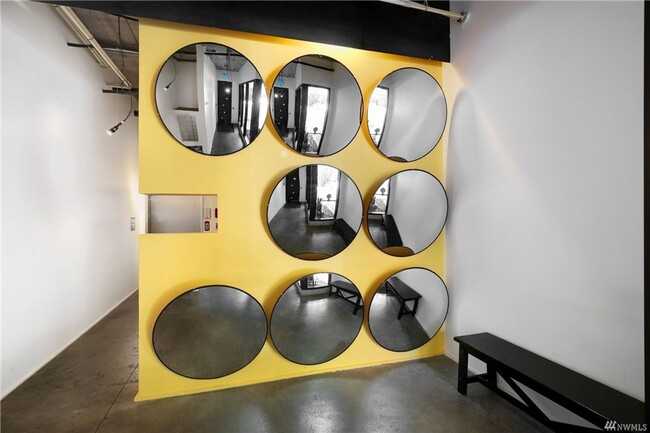 Building Photo - Top floor 1bed/1bath, architectural , secu...