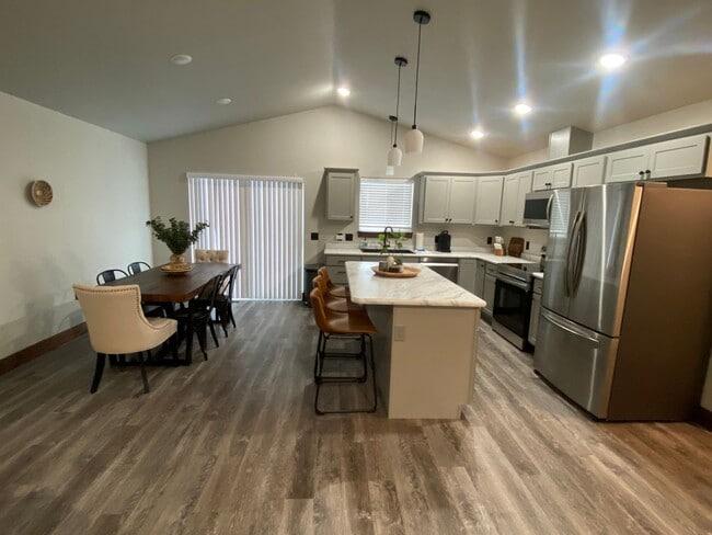 Building Photo - New 3 bed 2 bath