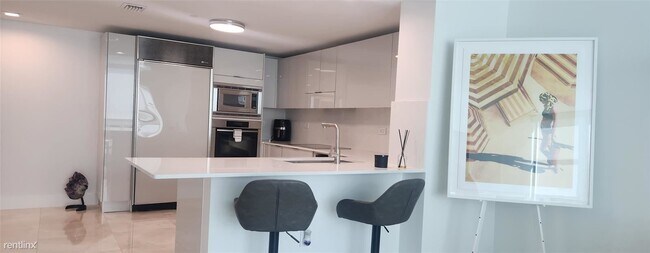 Building Photo - 2 br, 2 bath Condo - 6801 Collins Ave # 1402