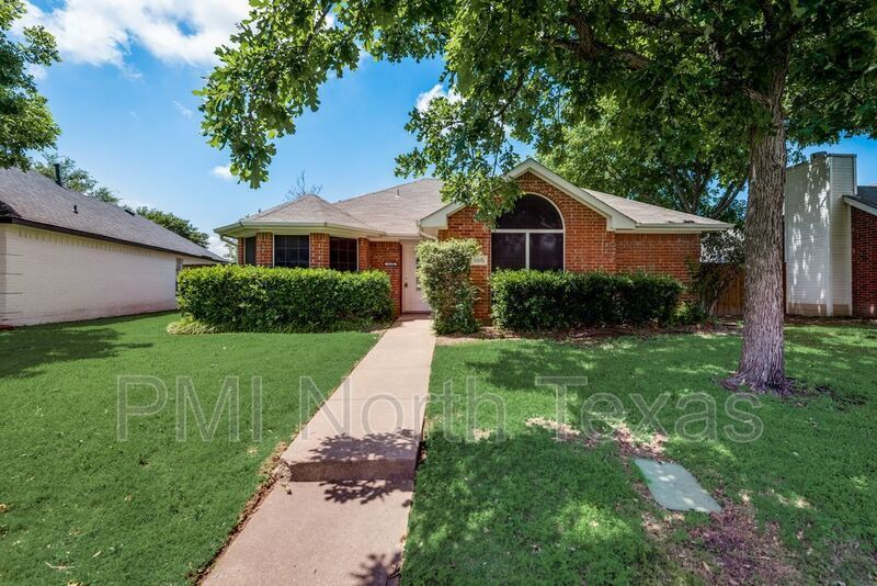 Primary Photo - 8101 Hyde Park Dr