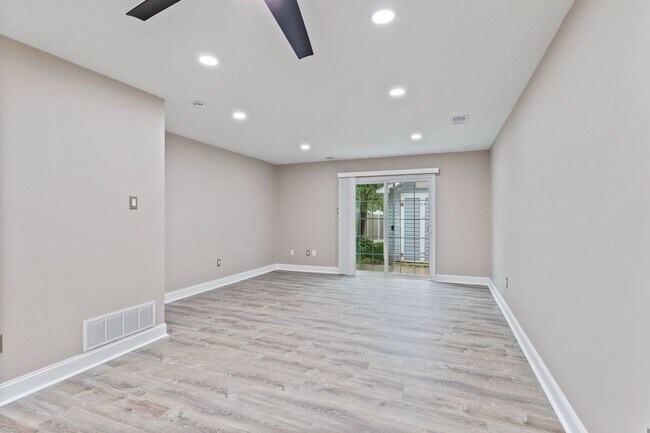 Building Photo - 4536 Rosemarie Dr