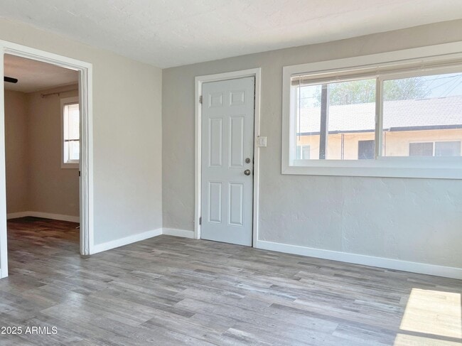 Foto del edificio - 1125 E Devonshire Ave