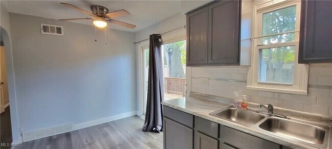 Foto del edificio - 3922 W 143rd St