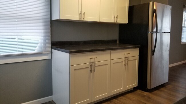 Foto del edificio - NE 3 bedroom updated with appliances and garage