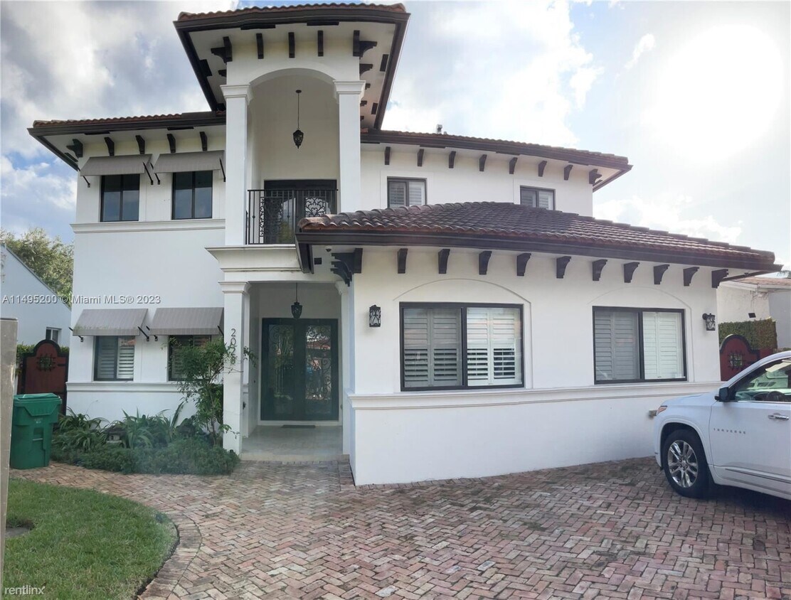 Primary Photo - 5 br, 3 bath House - 2028 SW 24th Ter # 0