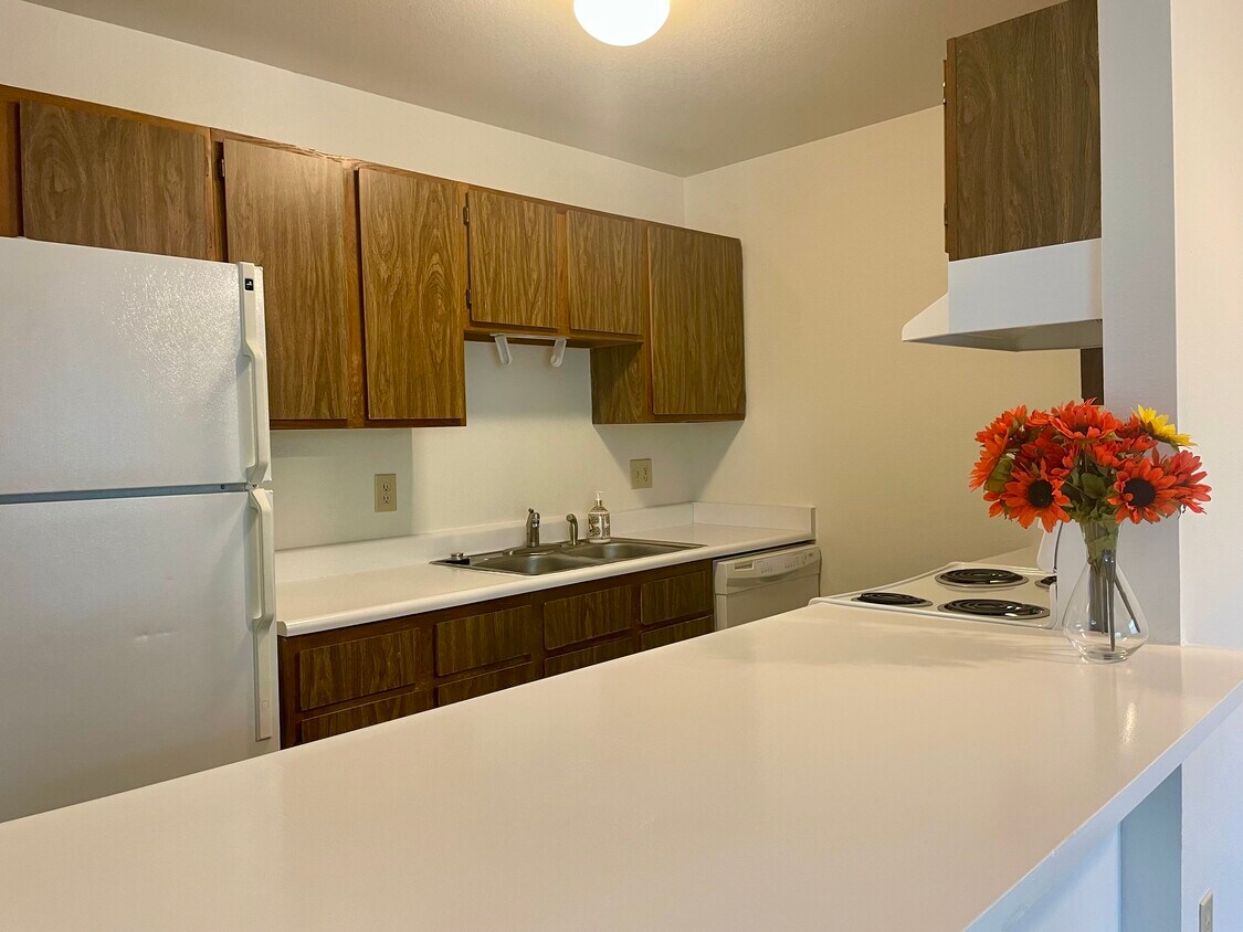 Primary Photo - 225 E 8th Ave
